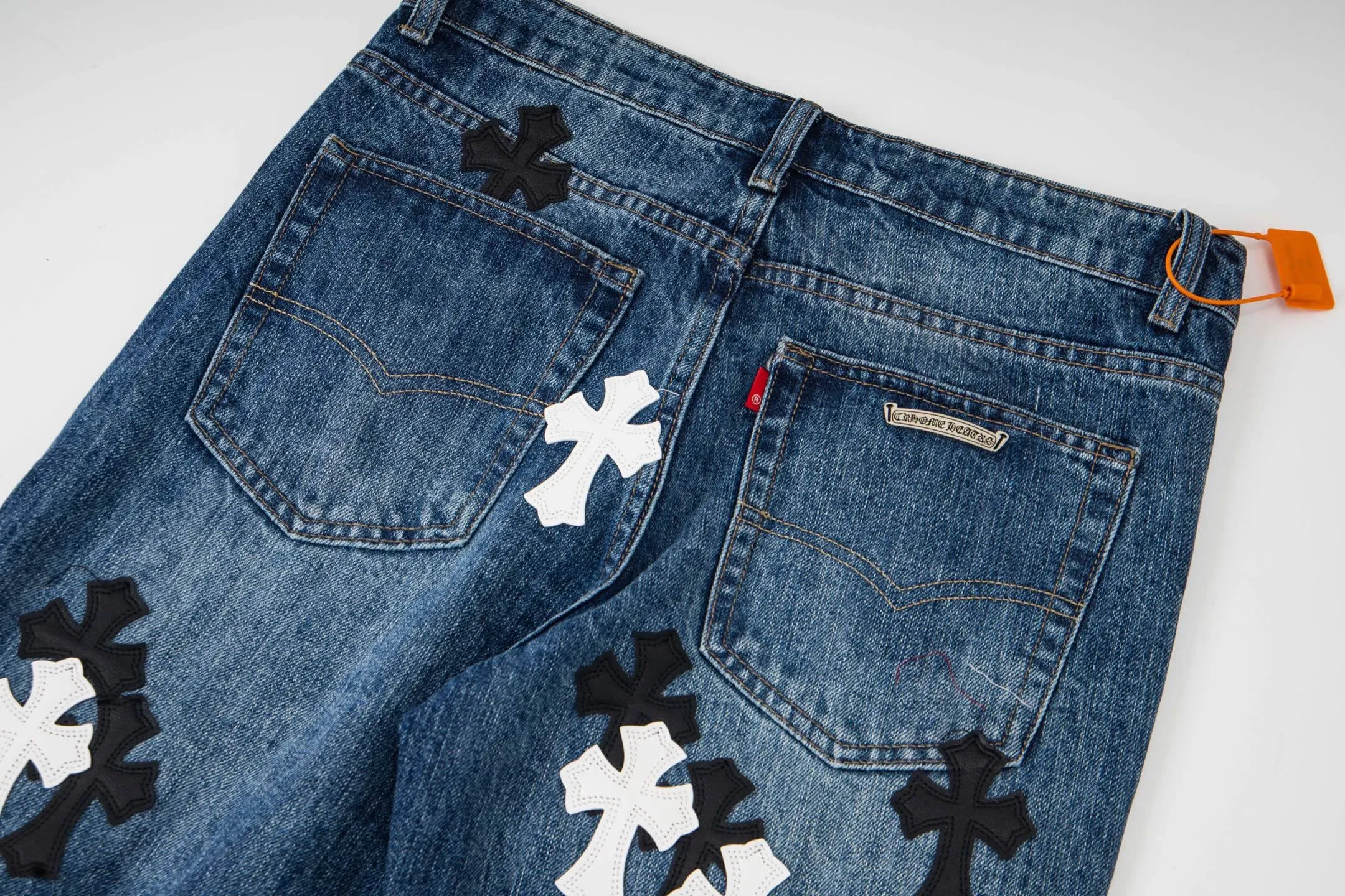 P240 Chrome Hearts Chrome Hearts blue pants, black and white multi-leather jeans, multi-leather label work jeans, ch jeans, all need to be washed and then disassembled and hand-stitched with sheepskin cross leather and then spliced to complete. The whole process is too complicated to describe. About Chrome Hearts This is an extremely luxurious fashion brand that can also be called the nobility of the high street. It has always been an exclusive brand for some hipsters or rich second generations. Compared with ordinary high streets, it is more luxurious and noble. Compared with luxury brands, it is more fashionable and individual. It has always been a brand that I have a special liking for. Style number: 1790# Color: blue Size: 28 30 32 34 36